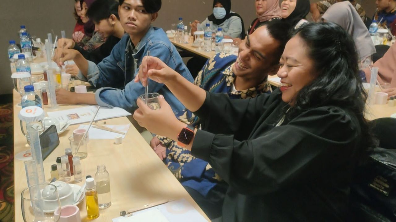 Agatha Gelar Workshop Pembuatan Aroma Therapy Untuk Kelompok Disabilitas Anggota Komisi B DPRD Jatim yang juga politisi PDI-P Agatha Retnosari gelar workshop untuk peringati Hari Disabilitas Internasional 2023. (Jatimviral.com)