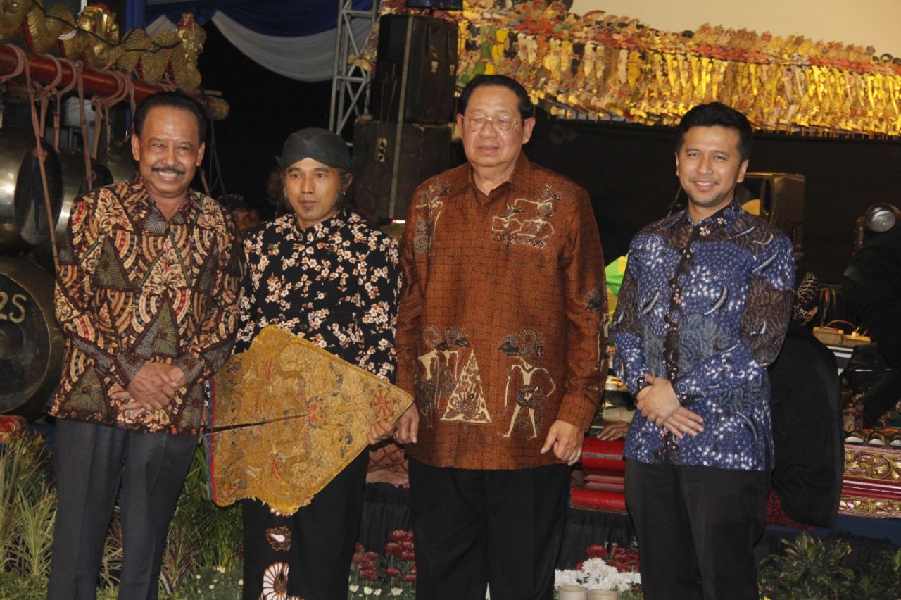 SBY Begadang Nobar Wayang Kulit Bersama Warga di Kediri