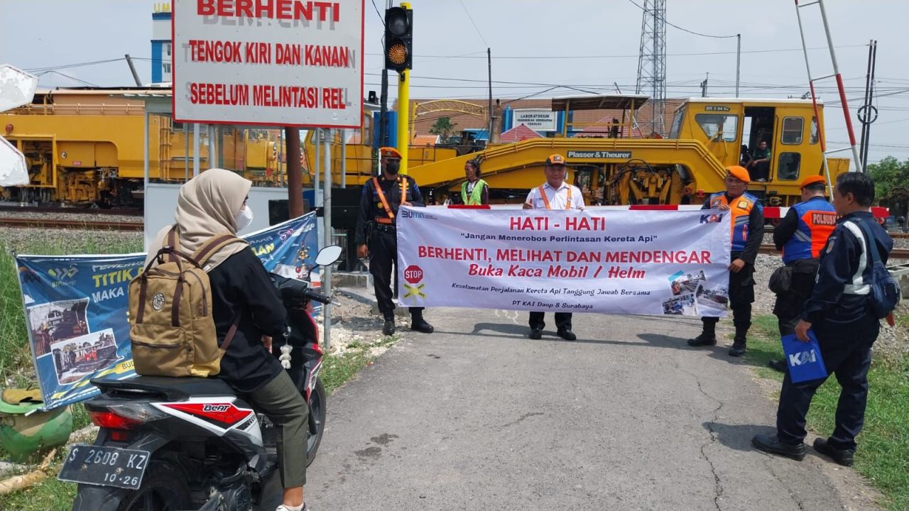 Jalur Ganda Mojokerto - Sepanjang Beroperasi, Pengguna Jalan Diimbau Berhenti, Melihat, dan Mendengar Saat Melintas di Perlintasan KA