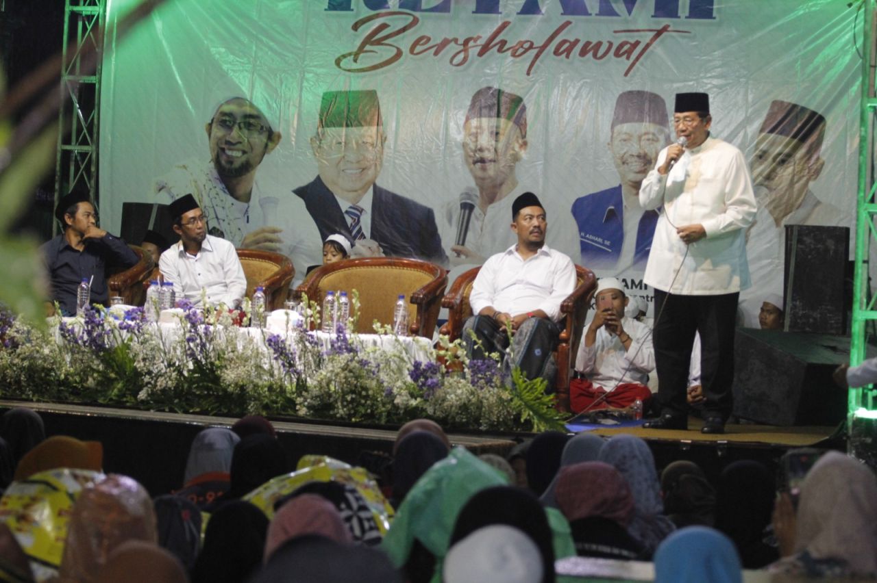Turun Gunung, SBY Bersholawat Bareng Ribuan Warga di Kediri SBY bersholawat bersama ribuan warga Kediri. (Red)