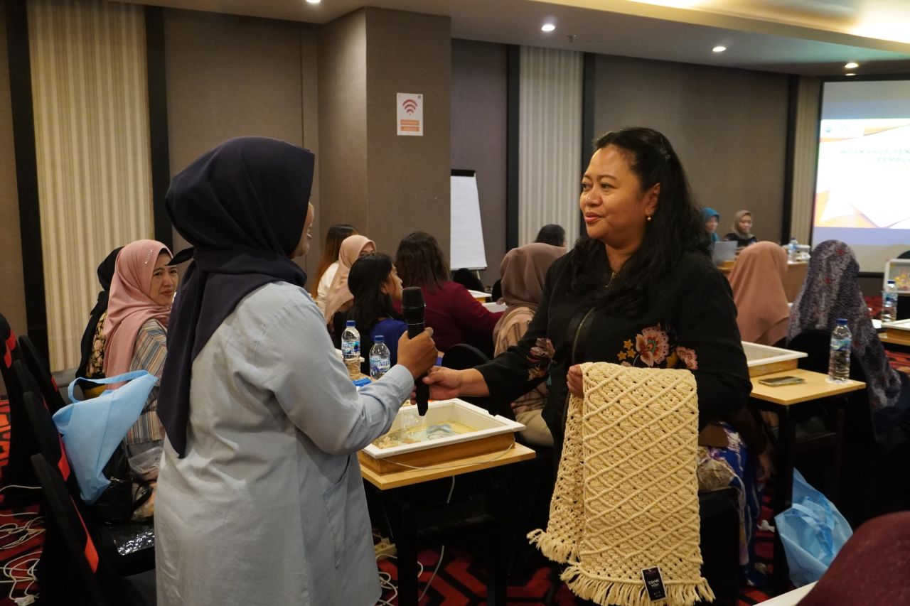 ThumbnailEmak-Emak Surabaya Belajar Membuat Hantaran Nikah dan Hiasan Uang Mahar Bersama Agatha Emak-Emak Surabaya Belajar Membuat Hantaran Nikah dan Hiasan Uang Mahar Bersama Agatha