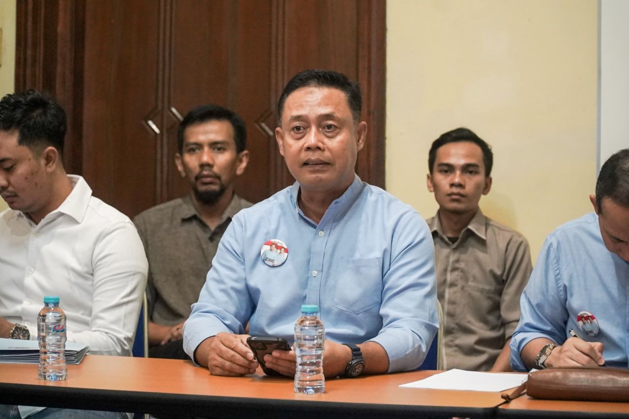 Ketua TKD Prabowo-Gibran Jatim Boedi Prijo Soeprajitno (tengah). (Red)