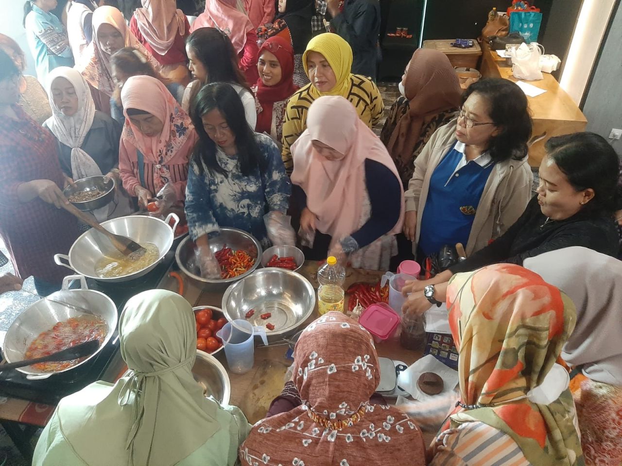 ThumbnailDiskop dan UKM Jatim Kenalkan Produk Olahan Sambal Sebagai Peluang Bisnis Baru Bagi Emak-Emak Diskop dan UKM Jatim Kenalkan Produk Olahan Sambal Sebagai Peluang Bisnis Baru Bagi Emak-Emak