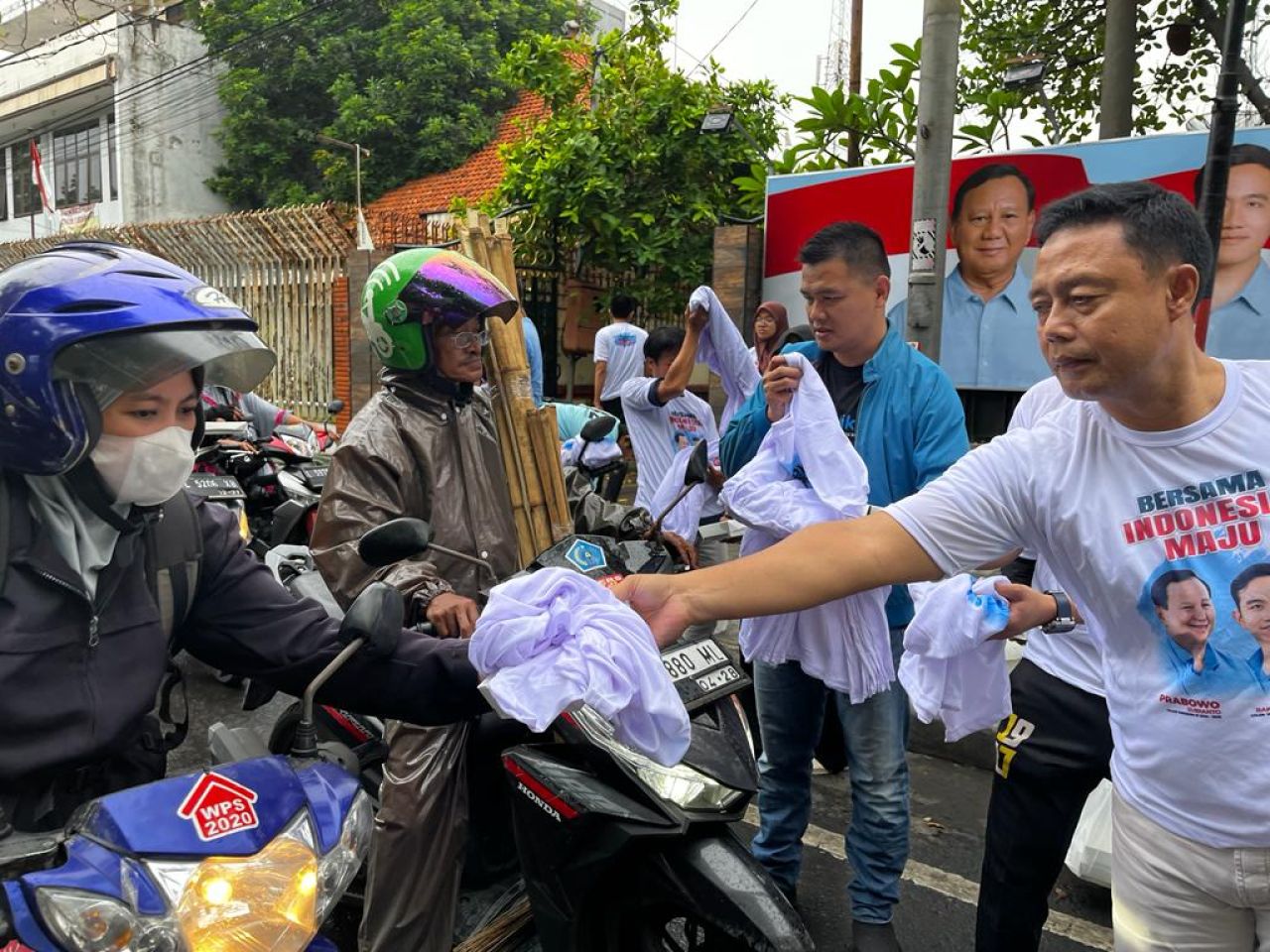 TKD Jatim Bagikan Ribuan Nasi Kotak Gratis dan Kaus Prabowo-Gibran