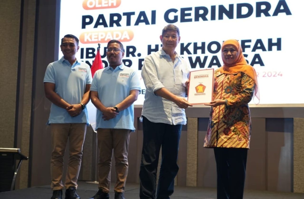Khofifah menerima surat dukungan resmi dari Partai Gerindra untuk maju Pilkada Jatim. (Jatimviral.com)