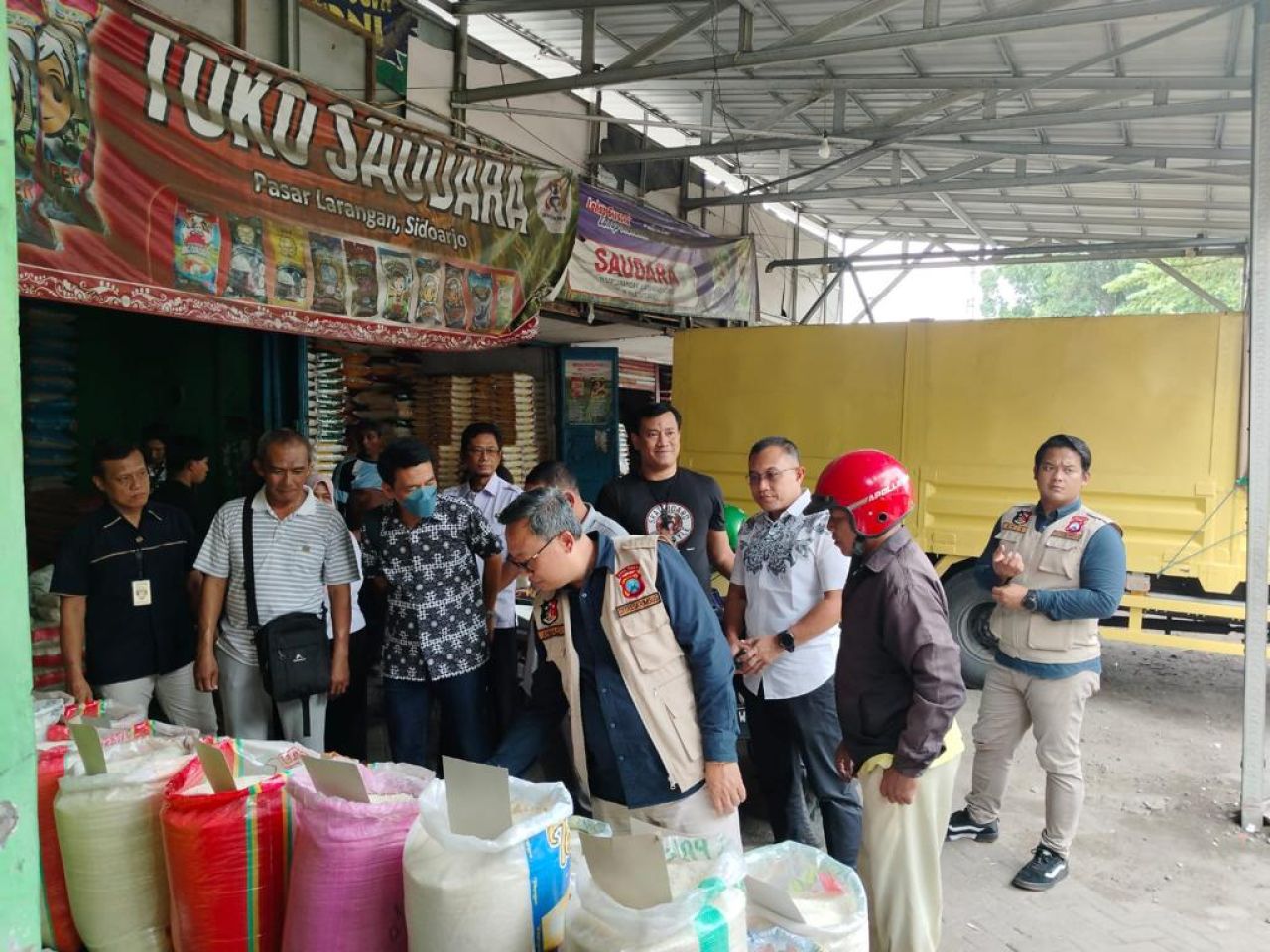 ThumbnailSatgas Pangan Polri Sidak Pasar Sentra Beras di Surabaya Satgas Pangan Polri Sidak Pasar Sentra Beras di Surabaya