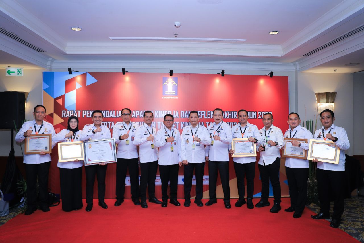 Kanwil Kemenkumham Jatim borong penghargaan di Refleksi Akhir 2023 di Jakarta, Kamis (14/12/2023). (Dok Humas Kemenkumham Jatim)