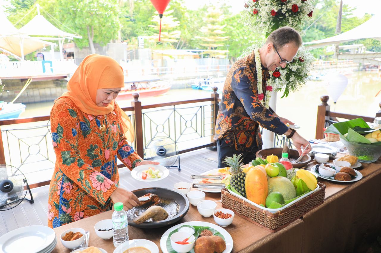 Saat Khofifah Ajak Dubes Inggris Rujakan di Grahadi