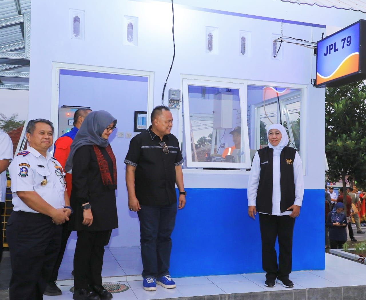 Khofifah Resmikan Perlintasan KA dan Pos Jaga di Banyuwangi