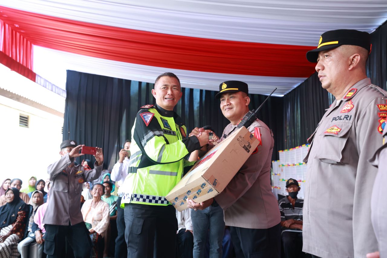 Kapolda Jatim Serahkan Tali Asih di Pos Pam Nataru ASDP Ketapang Banyuwangi