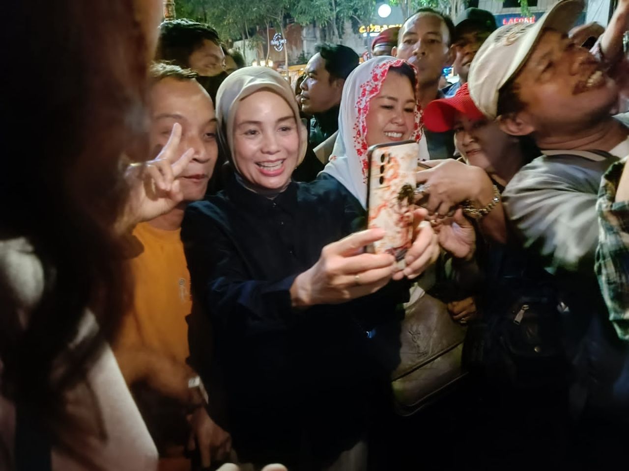 Sapa Warga Surabaya, Isteri Capres Ganjar "Mlaku-Mlaku Nang Tunjungan"