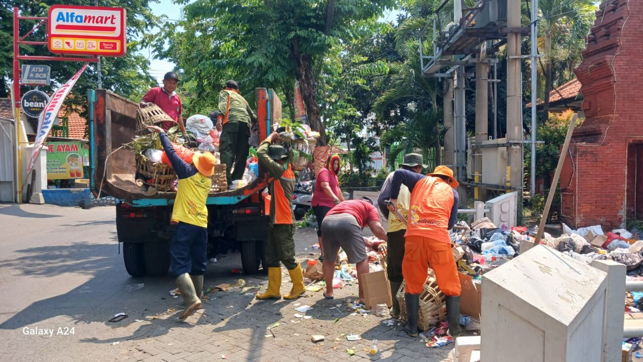Petugas kebersihan membersihkan sampah yang menumpuk di depan Pendopo Sidoarjo. (Dok Kominfo Sidoarjo)