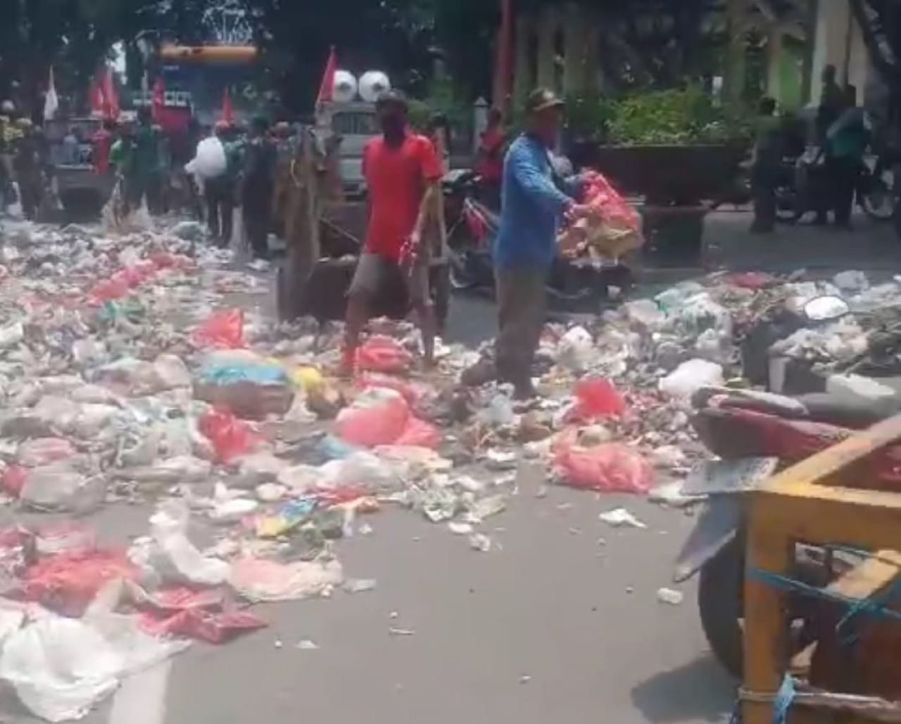 Aksi Protes Petugas Kebersihan, Tumpukan Sampah Dibuang di depan Pendopo Sidoarjo