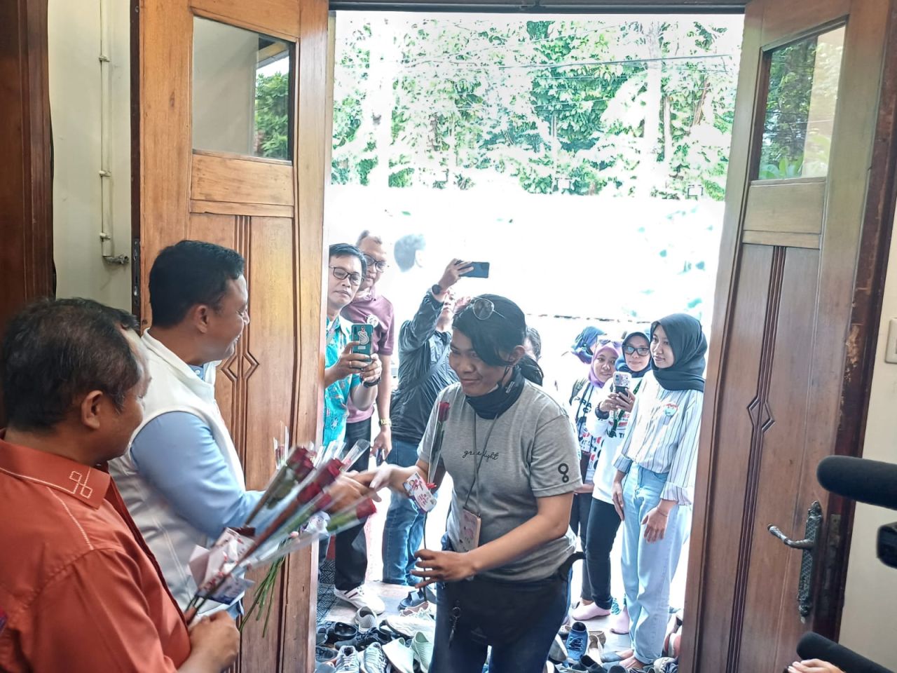 Hari Ibu, TKD Prabowo-Gibran Jatim Beri Mawar Merah Ke Driver Ojol Perempuan