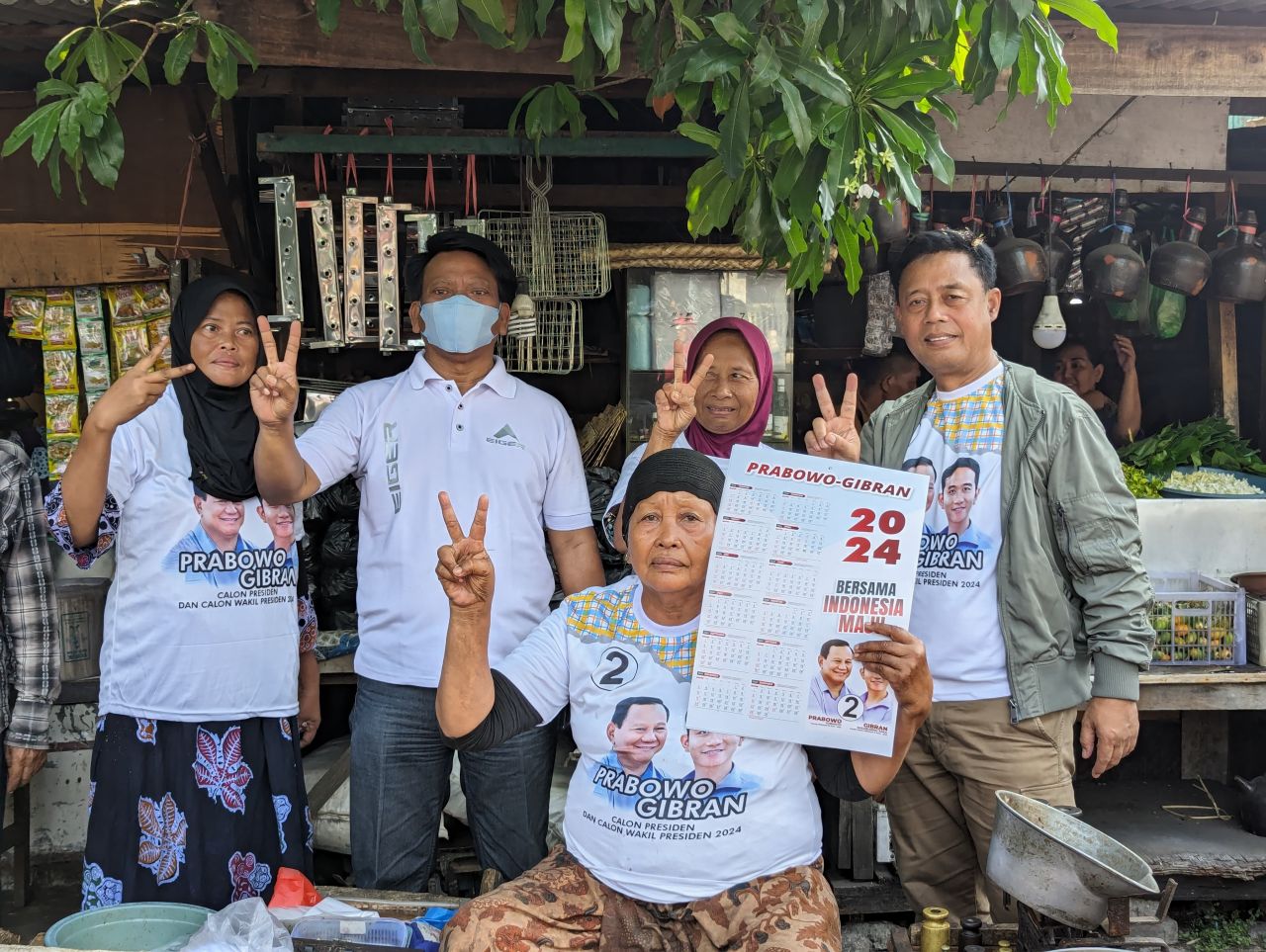 Kampanye Riang Gembira, TKD Prabowo-Gibran Jatim Blusukan ke Pasar PPI Surabaya