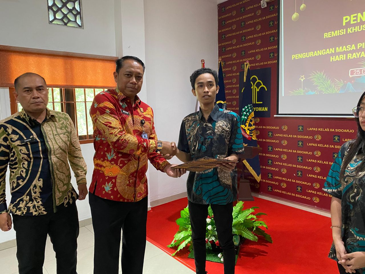 Pemberian remisi Natal kepada warga binaan. (Dok Humae Kemenkumham Jatim)