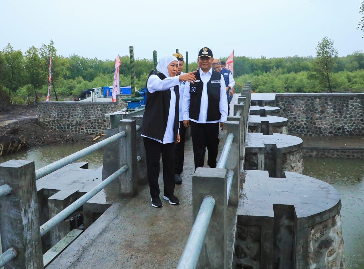 Khofifah Resmikan Pintu Air Pengendali Banjir Rob di Probolinggo