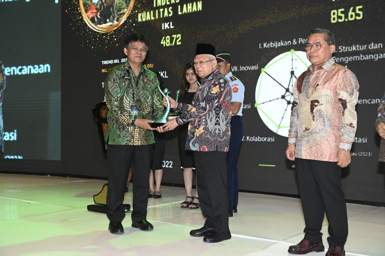 Kadis Lingkungan Hidup Jatim Terima Green Leadership Daerah 2023