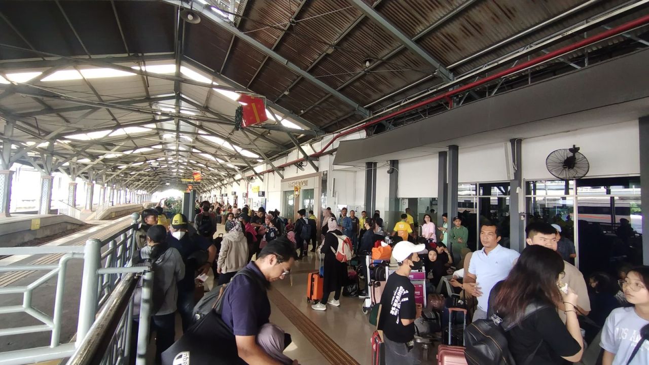 ThumbnailLebih dari 20 Ribu Penumpang KA Jarak Jauh Berangkat Dari Daop 8 Surabaya Lebih dari 20 Ribu Penumpang KA Jarak Jauh Berangkat Dari Daop 8 Surabaya
