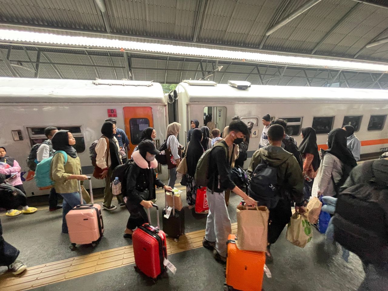 ThumbnailNataru 2023/2024, KAI Daop 8 Surabaya Layani 386.909 Pelanggan Nataru 2023/2024, KAI Daop 8 Surabaya Layani 386.909 Pelanggan