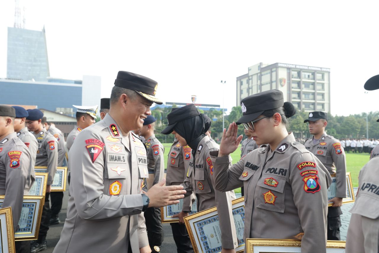 Kapolda Jatim Berikan Penghargaan Kepada 56 PNS dan Personel Polri yang Berprestasi Kapolda Jatim Irjen Imam Sugianto beri penghargaan kepada anggota dan ASN berprestasi, Senin (8/1/2024). (Dok Bid Humas Polda Jatim)