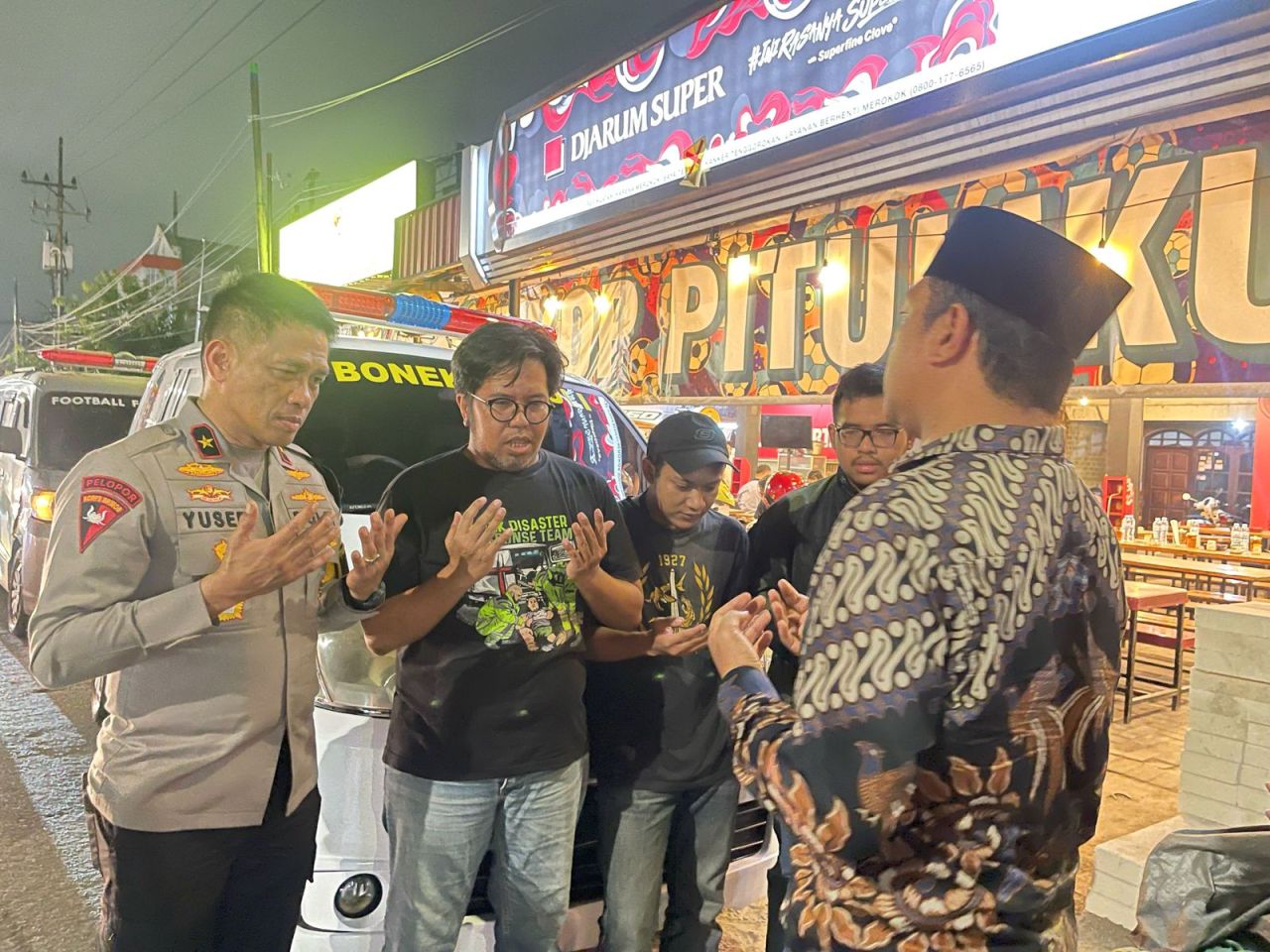 Apresiasi Giat Sosial Bonek, Wakapolda Jatim Serahkan 1 Unit Mobil Ambulans