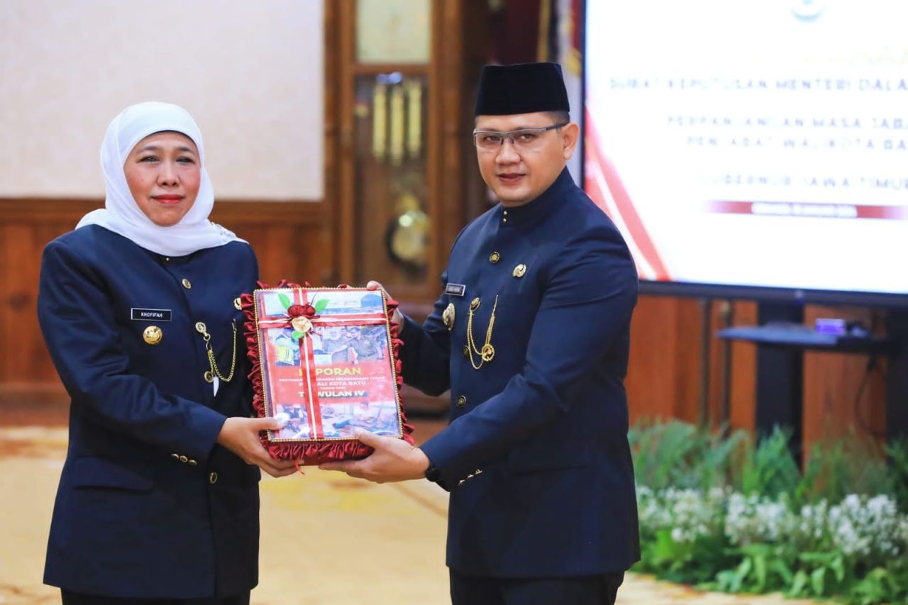 Pj Wali Kota Batu menerima SK perpanjangan masa jabatan dari Gubernur Jatim Khofifah Indar Parawansa di Gedung Negara Grahadi Surabaya, Kamis (18/1/2024). (Dok Biro Adpim Prov Jatim)