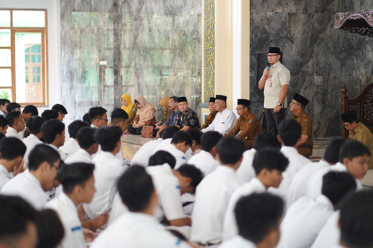Sampaikan Duka Cita, Kadindik Ikuti Tahlil dan Doa Bersama di SMAN 1 Sidoarjo