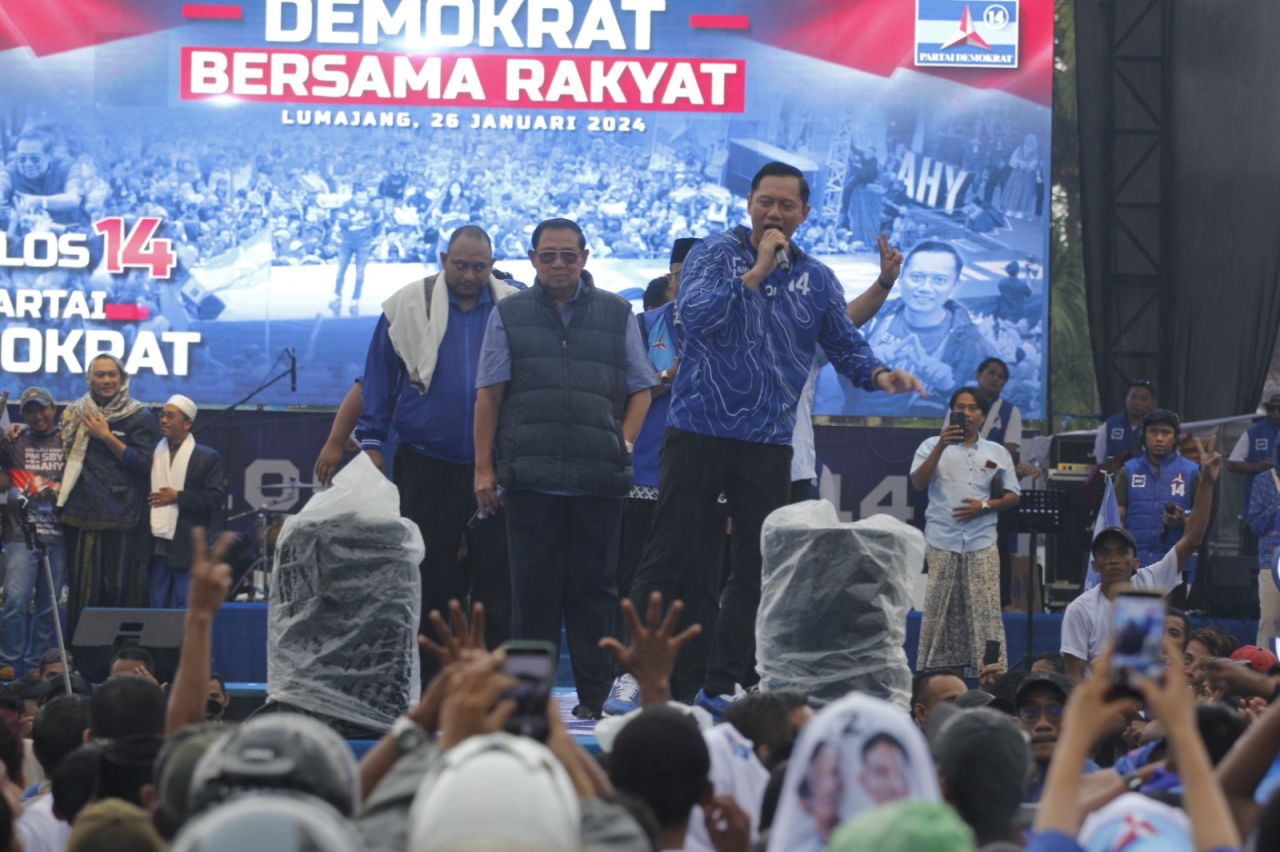 Ribuan Massa Sambut SBY dan AHY Kampanye Partai Demokrat di Lumajang