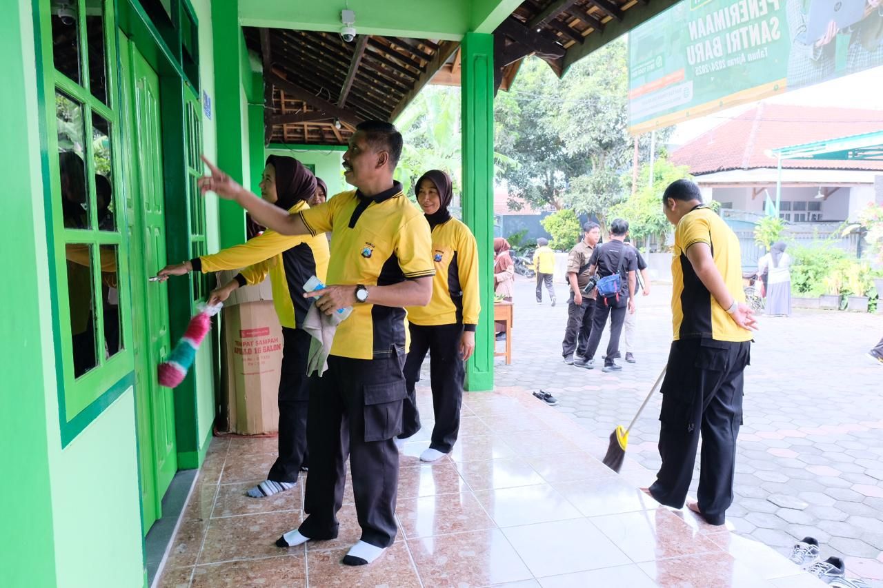 ThumbnailJelang Pemungutan Suara Pemilu, TNI-Polri Gelar Baksos di Ponpes Dawuhan Kota Blitar Jelang Pemungutan Suara Pemilu, TNI-Polri Gelar Baksos di Ponpes Dawuhan Kota Blitar