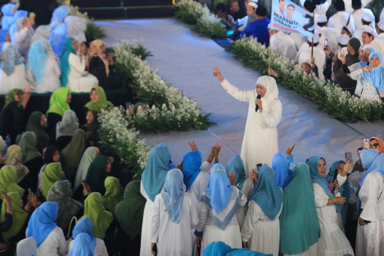 14 Febuari 2024, Khofifah Ajak Warga ke TPS Coblos Prabowo-Gibran Doa bersama san sholawat untuk kemenangan Prabowo-Gibran di Jatim Expo Surabaya, Jumat (9/2/2024). (Red)