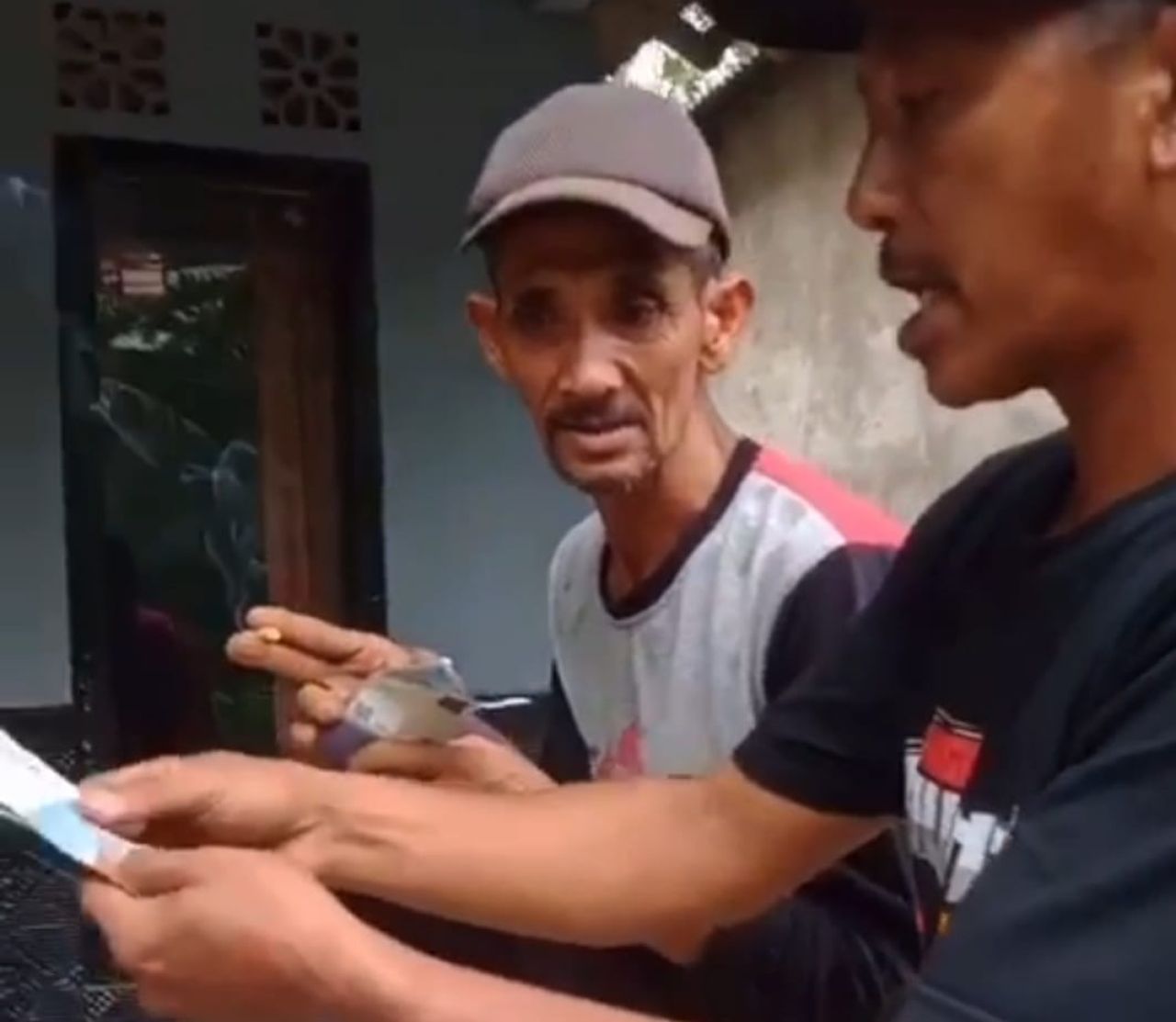 Video Viral Timses Caleg DPRD Pasuruan Sebar Uang Jelang Pencoblosan