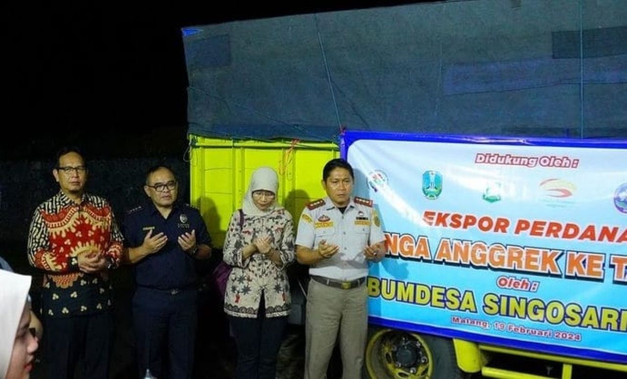 ThumbnailMendes PTT Lepas Ekspor Perdana Bunga Anggrek Bundesma Singosari ke Taiwan Mendes PTT Lepas Ekspor Perdana Bunga Anggrek Bundesma Singosari ke Taiwan