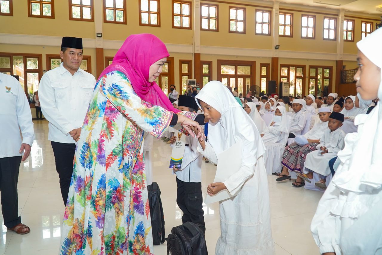 Khofifah dan Nurkholis Santuni Ratusan Anak Yatim Se-Kota Probolinggo
