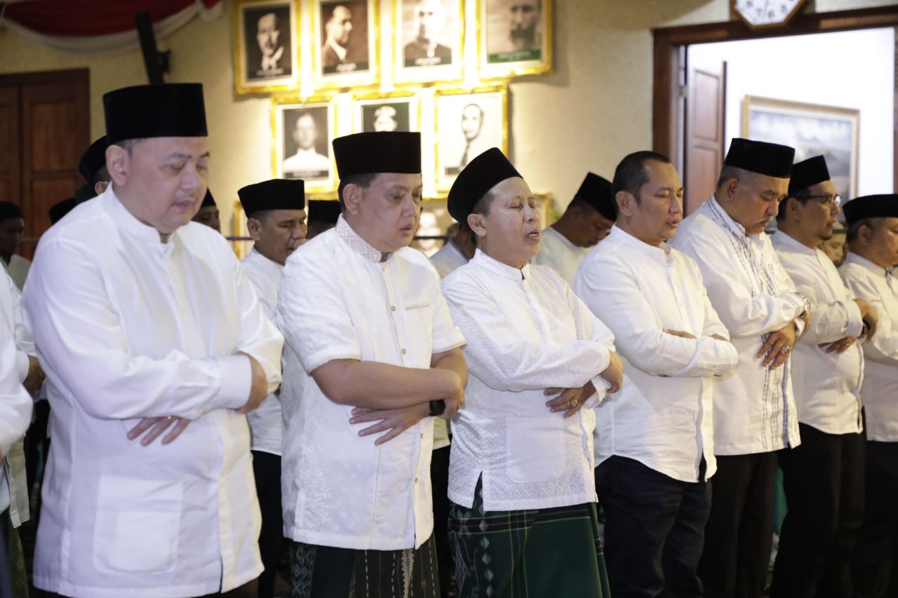 Qiyamul Lail kepada OPD di Gedung Grahadi pada malam terakhir Ramadhan, Selasa (9/4/2024) dini hari. (Dok Biro Adpim Prov Jatim)