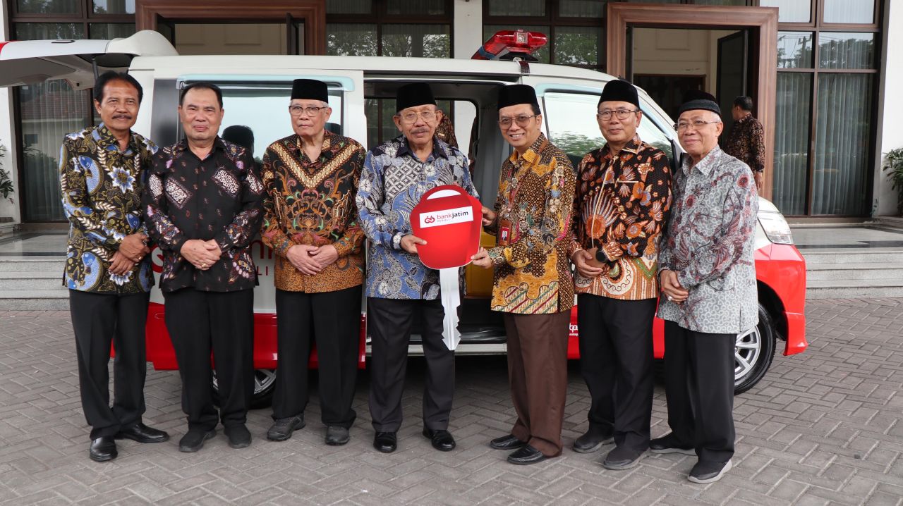 Bank Jatim beri mobil ambulans untuk PMI Jatim. (Dok Humas Bank Jatim)