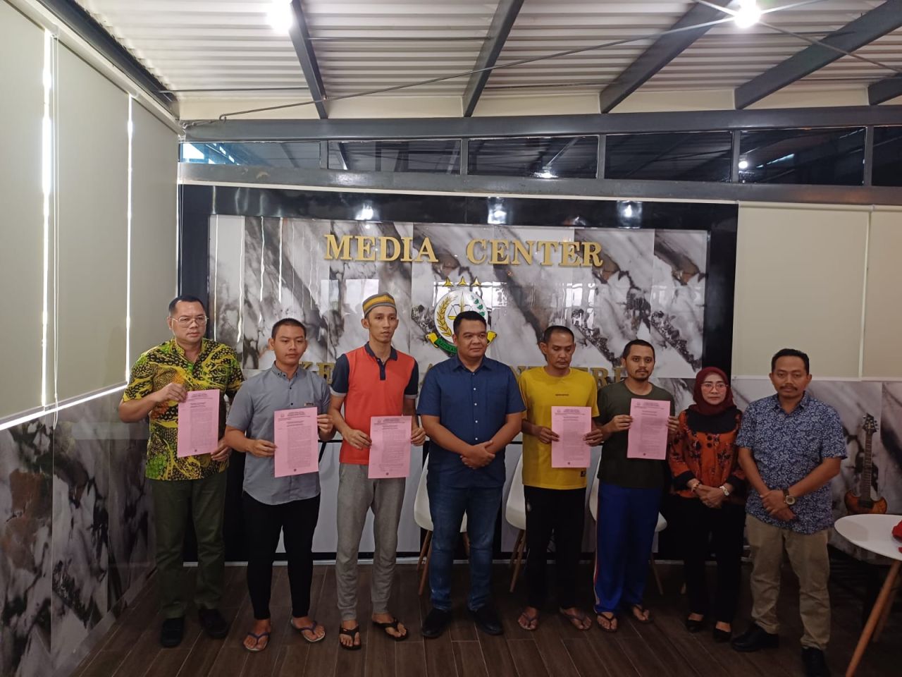 ThumbnailRestorative Justice, Kejari Surabaya Hentikan 6 Perkara Restorative Justice, Kejari Surabaya Hentikan 6 Perkara