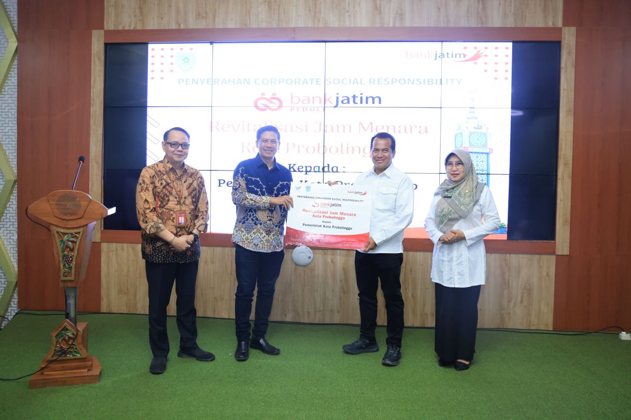 Tambah Keindahan Kota Probolinggo, Bank Jatim Serahkan CSR Revitalisasi Jam Menara