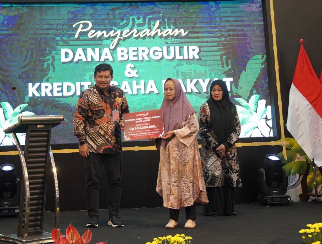 ThumbnailBank Jatim Salurkan KUR dalam Kegiatan Kampoeng Kreasi Bank Jatim Salurkan KUR dalam Kegiatan Kampoeng Kreasi