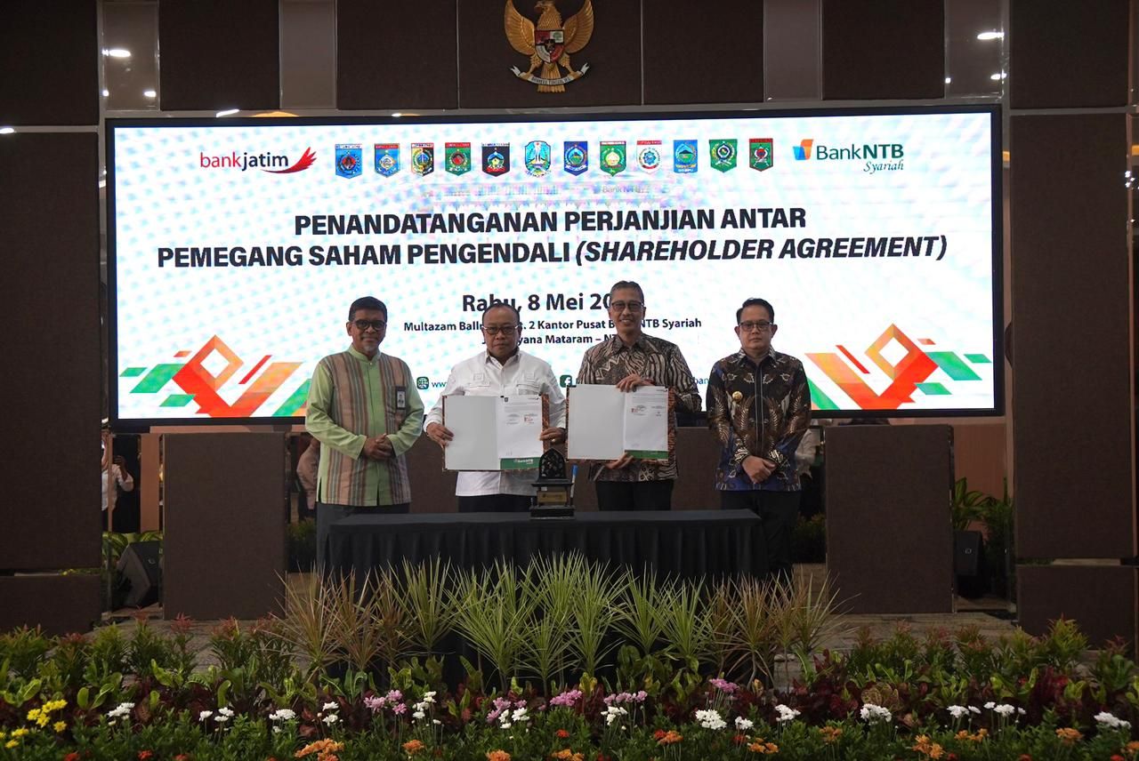 Jatim Teken Shareholder Agreement dengan Pemprov NTB dan Bank NTB Syariah penandatanganan perjanjian antara pemegang saham pengendali (Shareholder Agreement) di Multazam Ballroom, Kantor Pusat Bank NTB Syariah Mataram. (Dok Humas Bank Jatim)