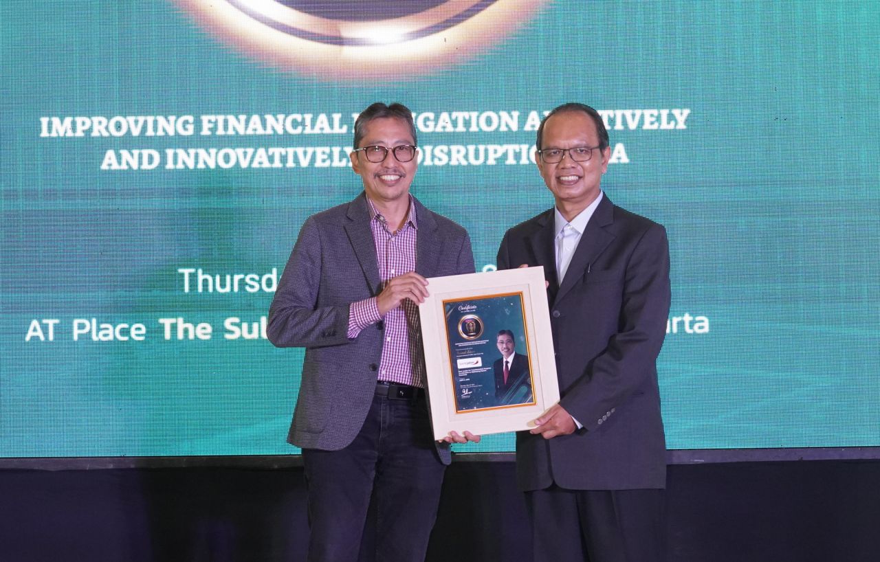 Dirut Bank Jatim Busrul Iman menerima penghargaan dari Warta Ekonomi. (Dok Humas Bank Jatim)