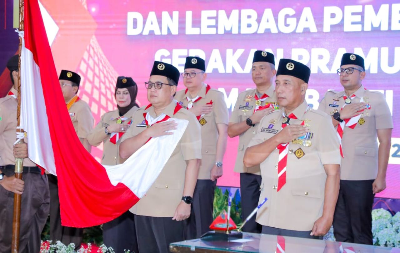Pj Gubernur Adhy Karyono Terima Penghargaan Lencana Darma Bakti dari Ketua Kwarnas Pramuka Budi Waseso