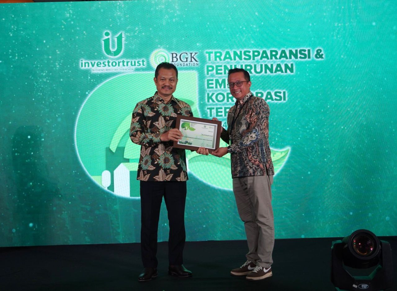 Bank Jatim Sabet Penghargaan dari Investortrust.id & BGK Foundation Bank Jatim terima Transparansi Perhitungan Emisi Korporasi Terbaik 2024 kategori Platinum Plus. (Dok Humas Bank Jatim)