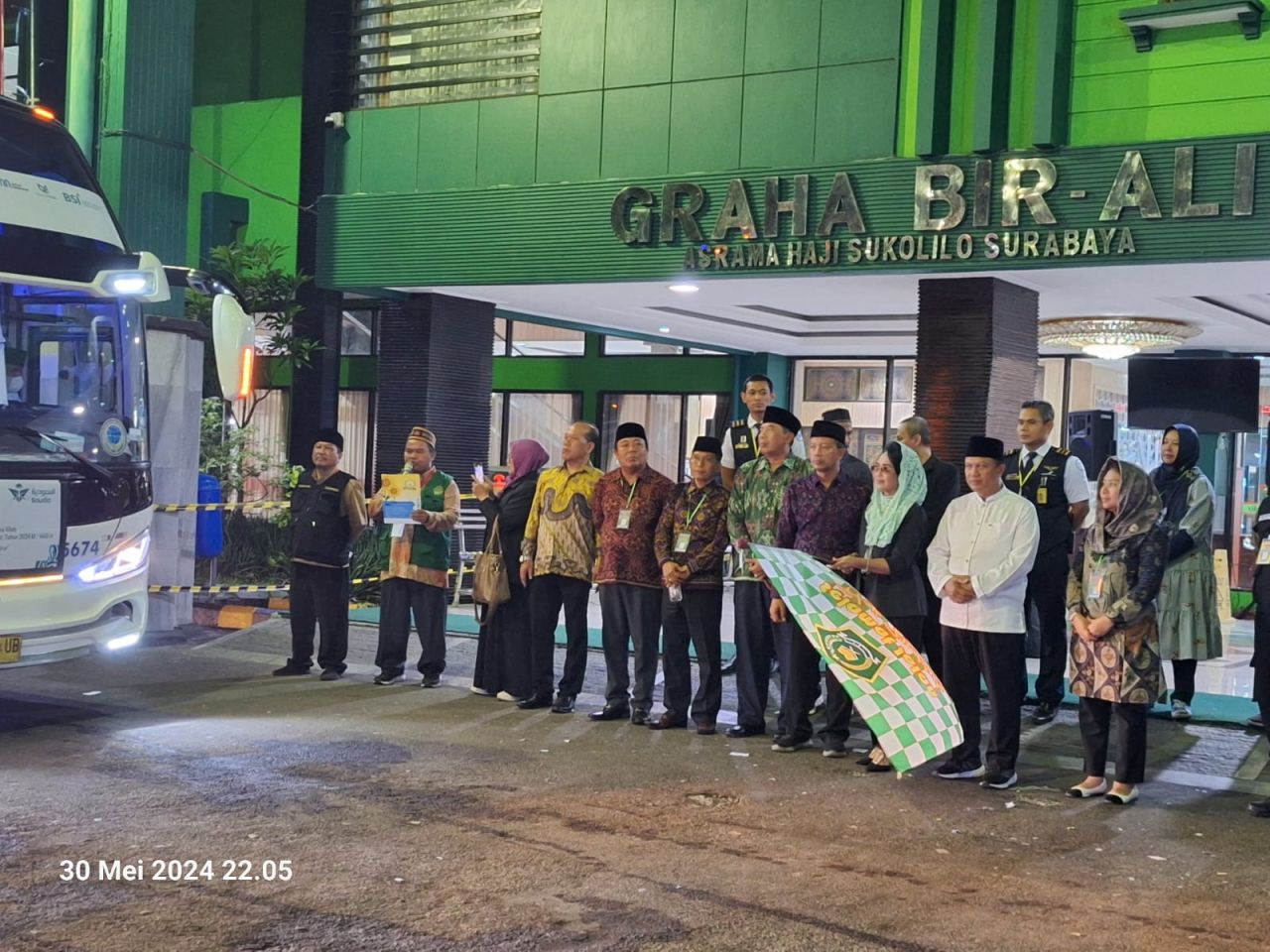 Kakanwil Kemenag Bali Lepas Kloter 71 di Asrama Haji Embarkasi Surabaya