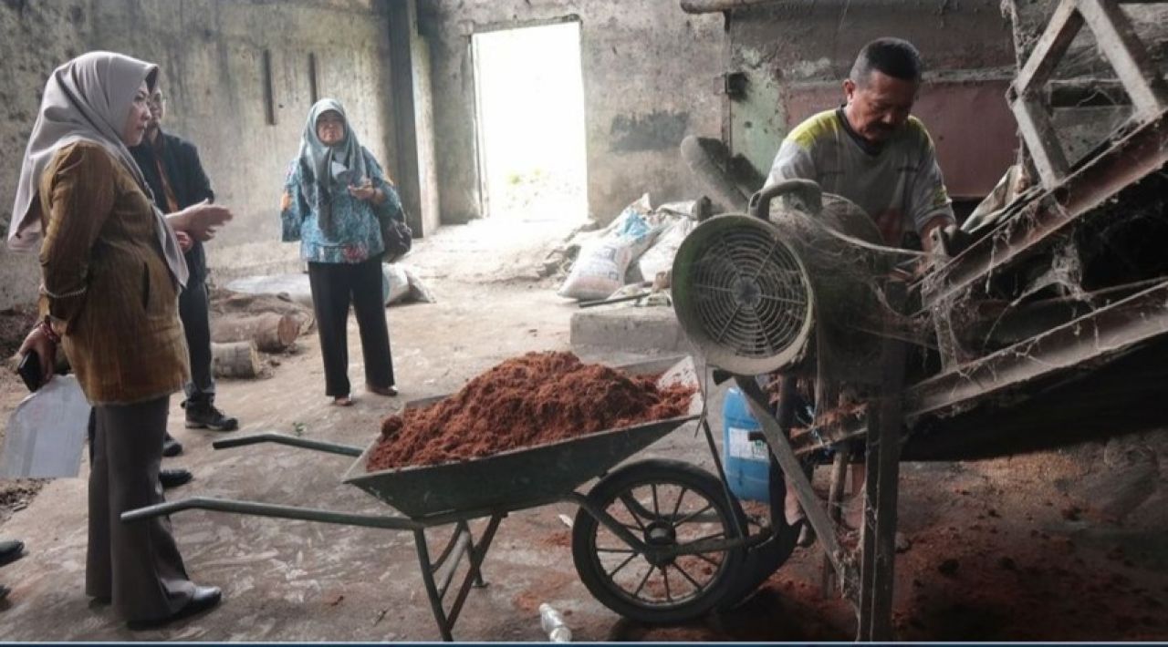 DPMD Jatim Kunjungi Pengolahan Pupuk Kompos Unggulan di Lumajang