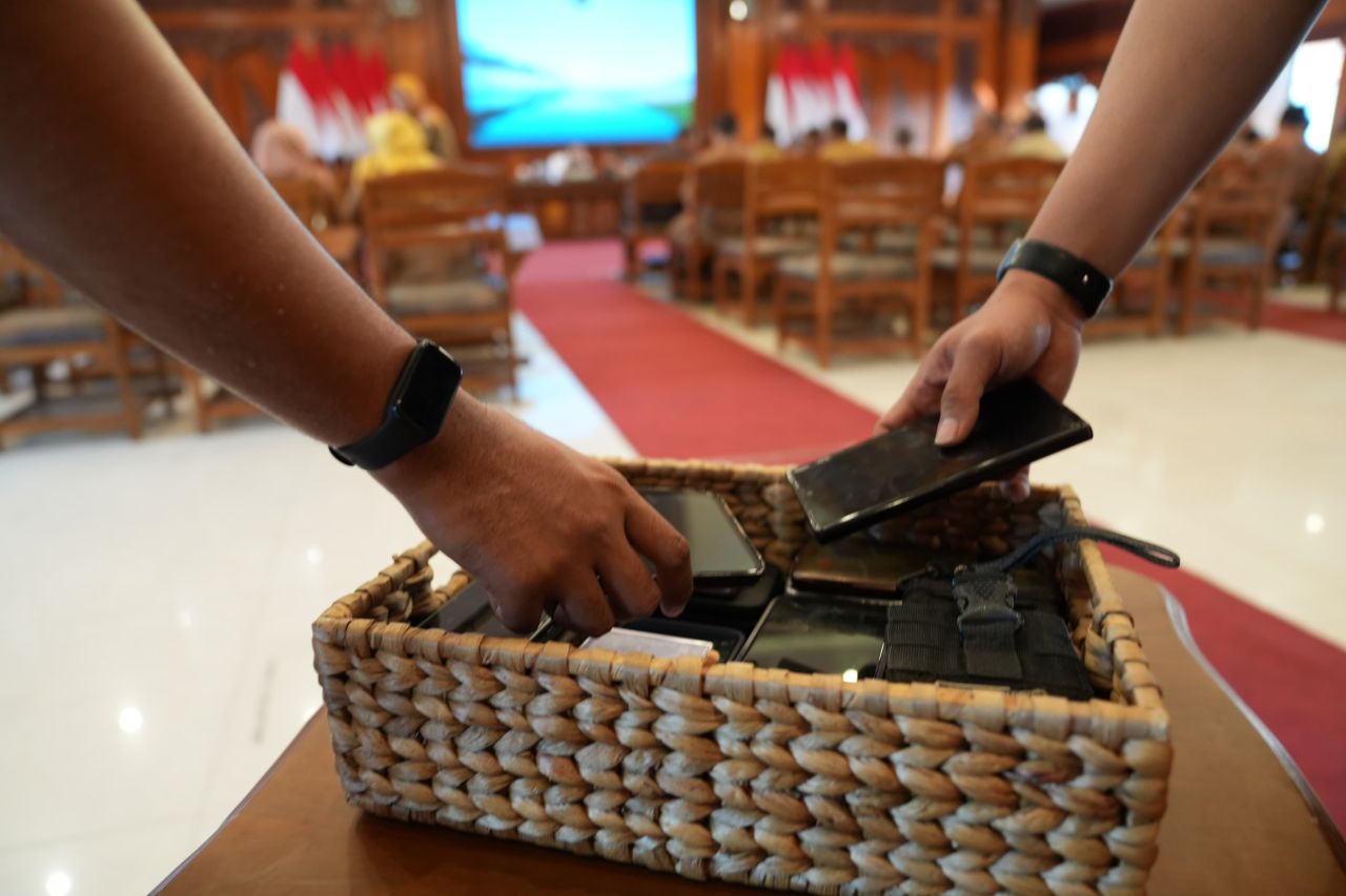 Ponsel pejabat Kota Mojokerto dikumpulkan saat rapat. (Dok Humas Pemkot Mojokerto)