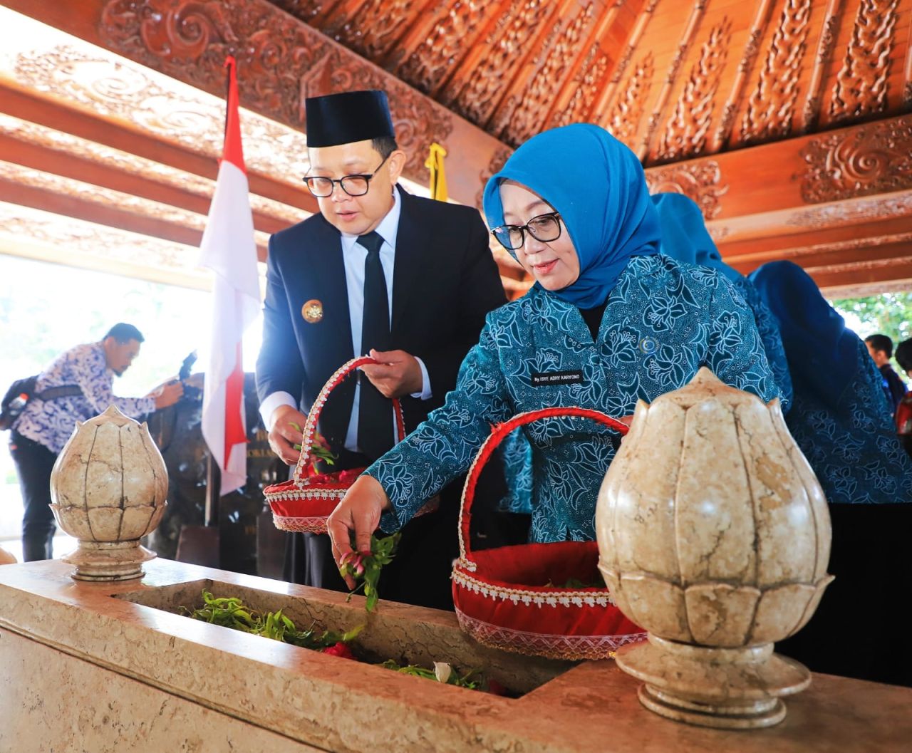 Ziarah Makam Bung Karno dalam rangkaian Bulan Bung Karno 2024. (Dok Biro Adpim Prov Jatim)