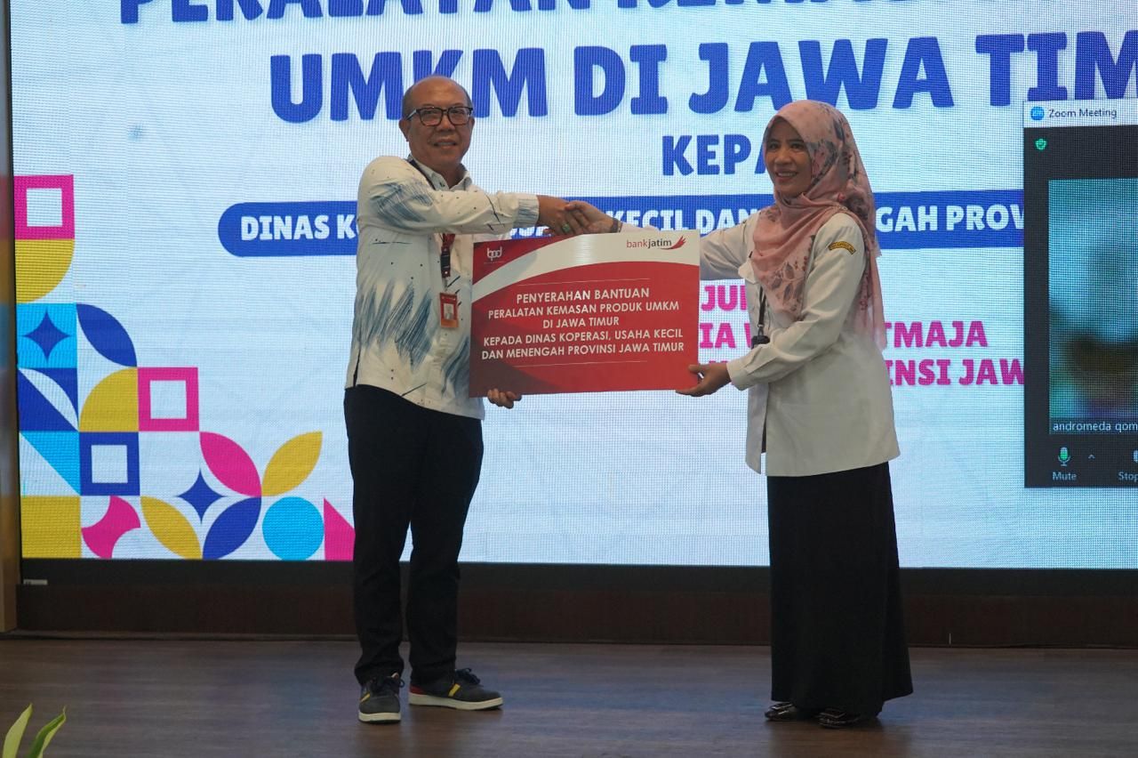 ThumbnailTingkatkan Daya Saing UMKM, Bank Jatim Berikan Bantuan Peralatan Kemasan Produk Tingkatkan Daya Saing UMKM, Bank Jatim Berikan Bantuan Peralatan Kemasan Produk
