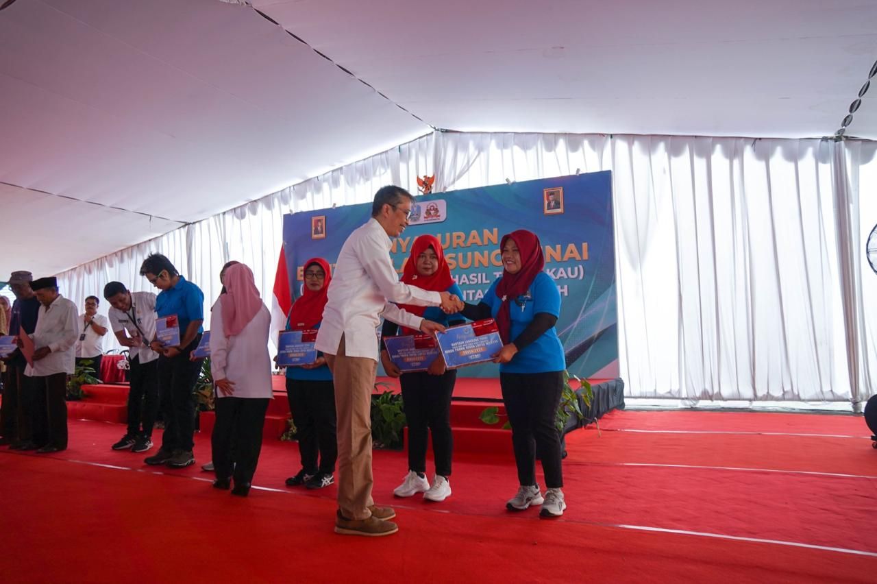 Bank Jatim Dukung Pemprov Salurkan Bantuan ke Ribuan Buruh Pabrik Rokok. (Dok Humas Bank Jatim)