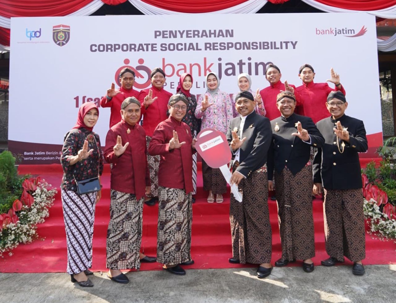 HUT Ngawi Ke-666, Bank Jatim Serahkan Satu Unit Mobil Pemadam Kebakaran